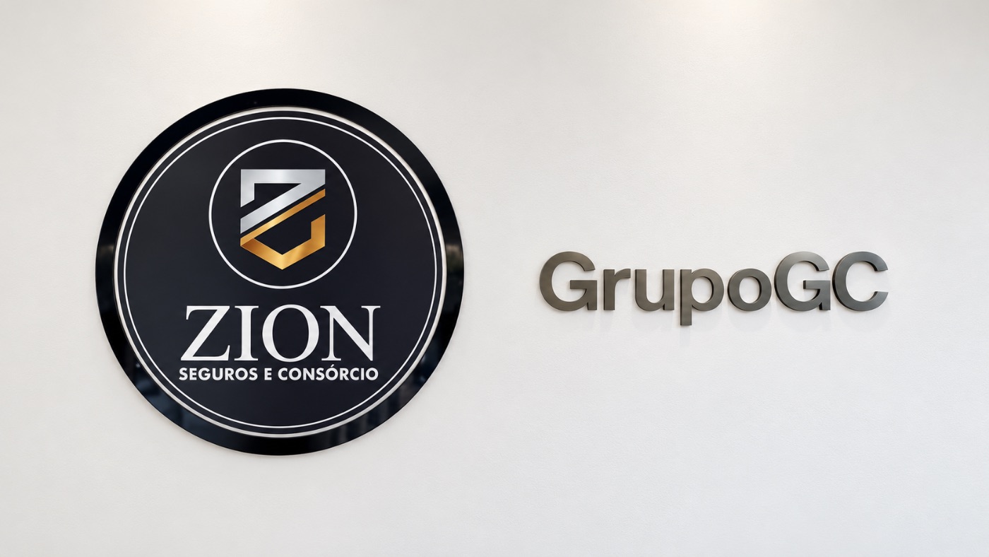 Placa da Zion Seguros e Consórcios ao lado do letreiro GrupoGC